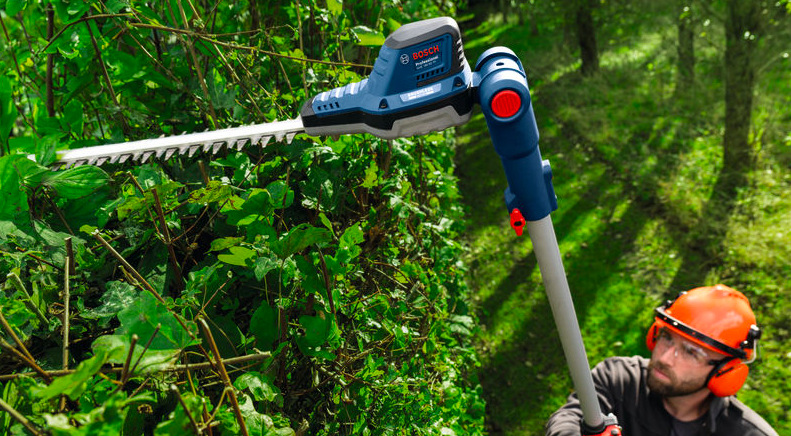 Detail nastaviteľnej strihacej hlavy Bosch Professional GHE 18V-50 TP pri úprave živého plotu