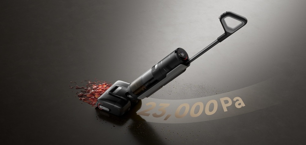 Vysávač Dreame H15 Mix vysáva mokrú škvrnu z podlahy. Za ním je na čistej podlahe znázornený výkon 23 000 Pa.