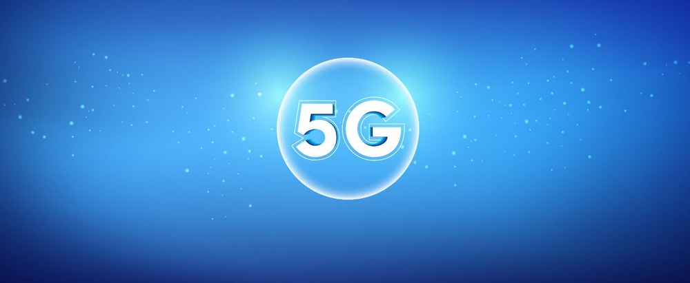 Router D-Link 5G NR AX3000 Wi-Fi 6 biely Modré pozadie s textom „5G“ tučným bielym písmom vo vnútri žiariace, priesvitné gule. Guľu obklopujú malé svetelné častice, ktoré navodzujú futuristický a digitálny dojem.
