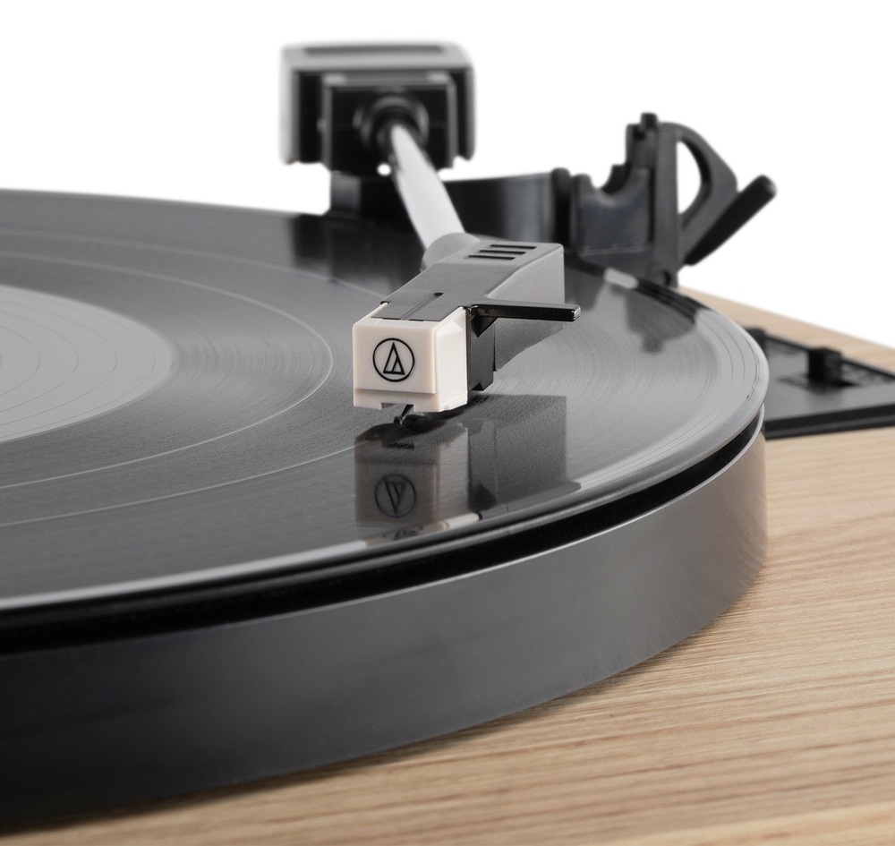 Detail ramienka gramofónu Victrola s MM prenoskou Audio-Technica ATN3600L pri prehrávaní vinylovej dosky