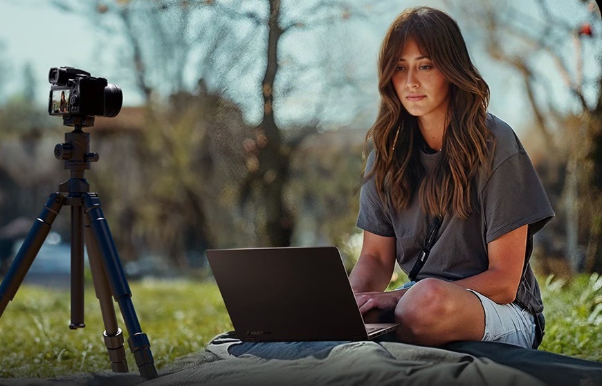 Notebook Asus ProArt P16 čierny Žena pracujúca pri notebooku počas fotografovania.