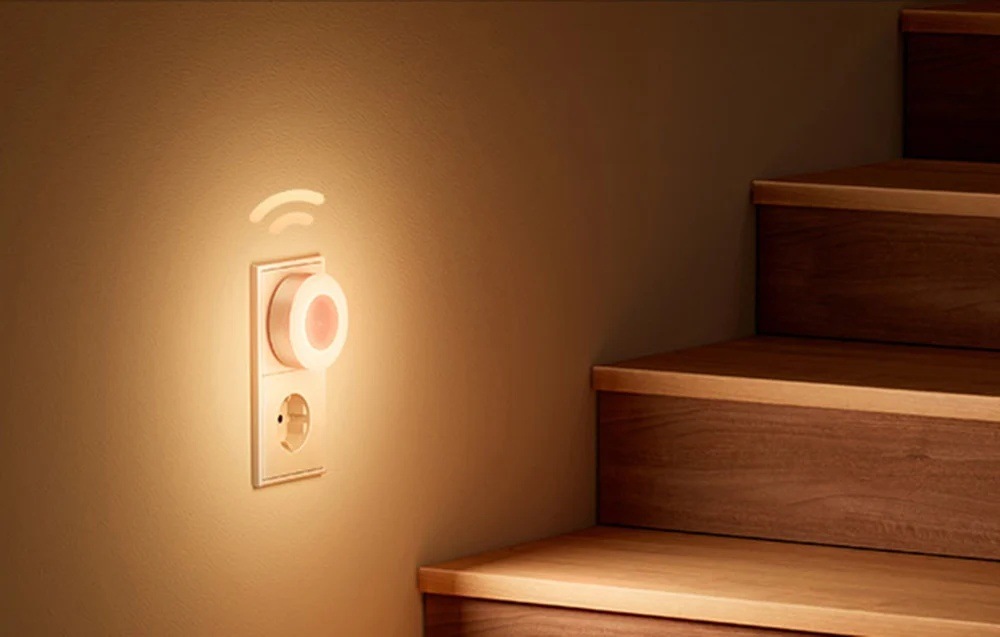 Nočné svetlo Yeelight Senzorové Lite v zásuvke pri schodisku