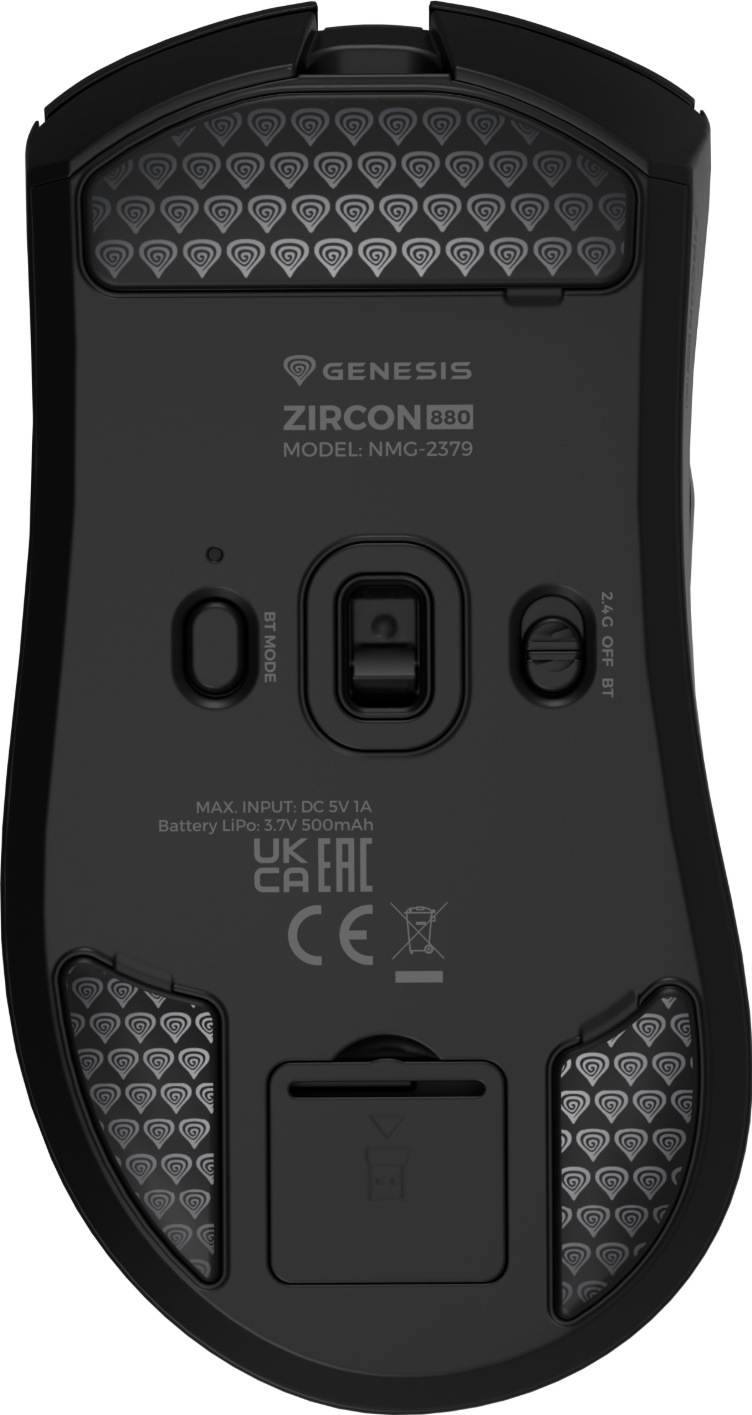 Myš Genesis Zircon 880 čierna Spodná strana myši Genesis Zircon 880 s optickým senzorom uprostred, tlačidlom režimu Bluetooth a prepínačom 2,4 GHz, vypnutie a Bluetooth. Po okrajoch sú sklenené klzáky a dole kryt úložného priestoru pre USB prijímač.