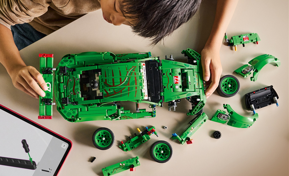 Stavebnica LEGO® Technic 42224 Auto Porsche 911 GT3 R REXY AO Racing Pôsobivý model meria takmer 40 cm a vďaka výraznému dinosauriemu dizajnu sa skvele hodí aj na vystavenie.