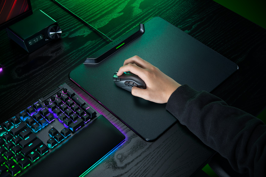 Razer Naga V3 Pro pri hraní na hernej podložke vedľa RGB klávesnice