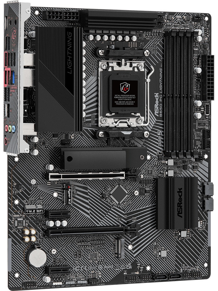Základná doska ASRock B650 PG Lightning Pohľad zhora na dosku. Na ľavej strane sú zhora vidieť porty na pripojenie externých zariadení. Uprostred hornej tretiny dosky je miesto na usadenie procesora, vpravo od neho sú 4 sloty pre DDR5. Tranzistory, chladiče...