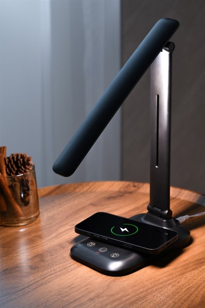 Stolná lampička IMMAX LUMI, Qi nabíjanie, 7W, 300lm, stmievateľná čierna Lampa je vyrobená z odolného ABS plastu v elegantnom čiernom prevedení.