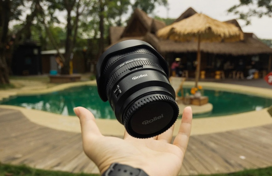 Objektív v dlani ilustruje kompaktnú veľkosť a nízku hmotnosť modelu Rollei 35 mm AF f/1.8