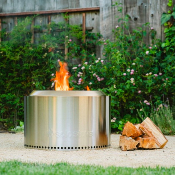 Ohnisko Solo Stove Yukon + stand 2.0 na záhrade vedľa pripraveného dreva