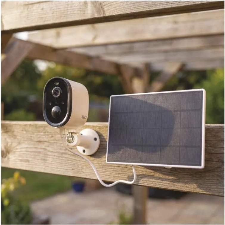 IP kamera EMOS GOSMART venkovní, Wi-Fi IP-1150 SNAP 5MPX biela Kamera EMOS GoSmart so solárnym panelom je namontovaná na drevenom zábradlí pod pergolou. Panel je umiestnený hneď vedľa kamery a je s ňou prepojený krátkym káblom.