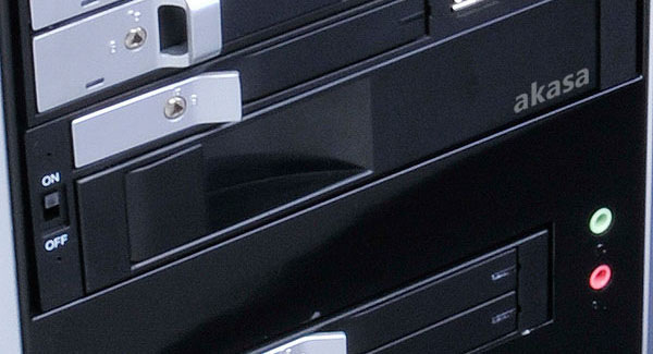 Funkcia hot-swap umožní ľahkú a rýchlu výmenu diskov vo vnútri rámčeka AKASA Lokstor M51 2.5" & 3.5" SATA HDD Dock v 5.25" PC Bay, USB 3.0 pass through