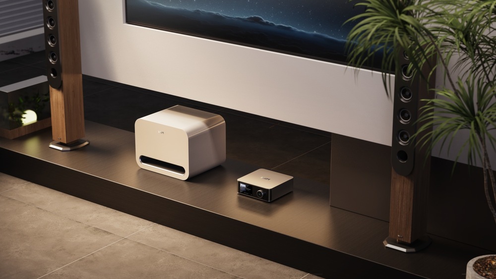 Subwoofer WiiM Sub Pro biely Subwoofer WiiM Sub Pro umiestnený pod televíziou vedľa sieťového prehrávača