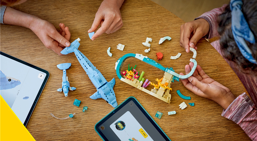 Stavebnica LEGO® Creator 3 v 1 31385 Morské živočíchy: Krásne delfíny Aplikácia LEGO Builder pomáha pri stavaní vďaka 3D návodu a umožňuje deťom sledovať postup z rôznych uhlov.