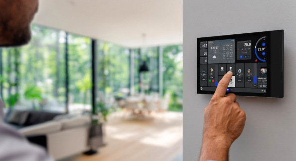 Ovládač Shelly Control Panel 10.1” Shelly Wall Display XL WiFi, Bluetooth čierny Užívateľ ovláda šikovný panel Shelly Wall Display XL na stene modernej obývacej izby