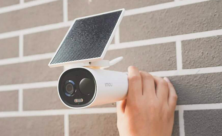 Detail montáže vonkajšej IP kamery Imou Cell 3C All In One 3MP na stenu pomocou držiaka