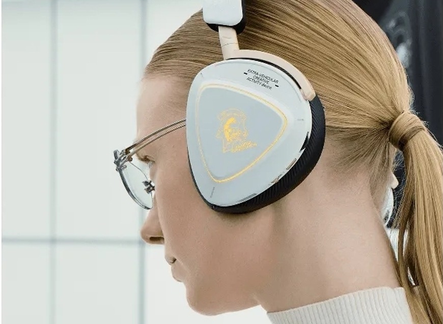Headset Asus ROG Delta II-KJP biely Herný headset Asus ROG Delta II-KJP nasadený na hlave používateľa pri hraní