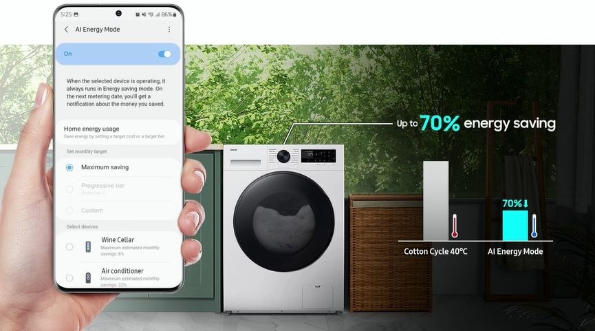 Mobilný telefón v ruke, na ktorom je zapnutá aplikácia SmartThings a režim AI Energy. V pozadí je práčka a text, ktorý hovorí, že sa pomocou aplikácie ušetrí až 70 % energie pri aktivovanom režime