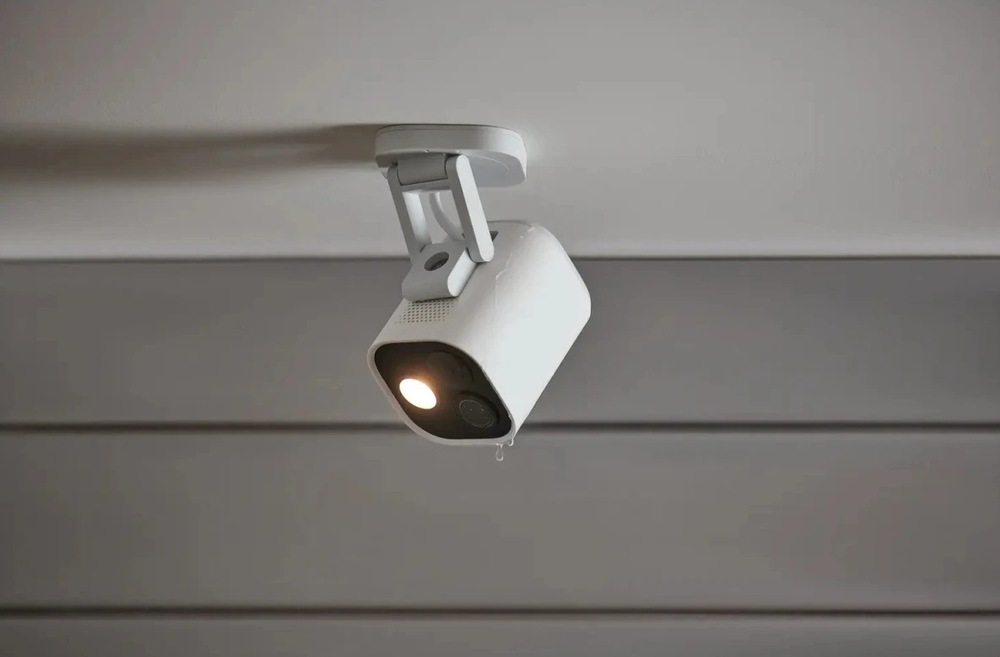 Kamera Aqara G5 Pro PoE namontovaná na vonkajšej stene domu.