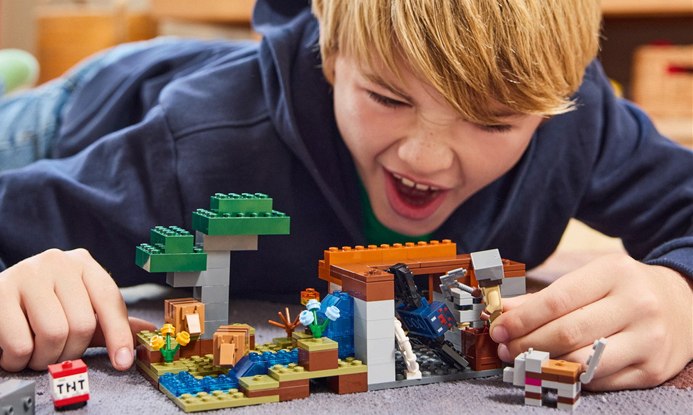 Stavebnica LEGO® Minecraft® 21269 Výprava do dolu a pásovec Páka aktivuje funkciu TNT, ktorá odstrelí časť skaly a deťom odhalí ukrytú rudu počas napínavej výpravy do bane.