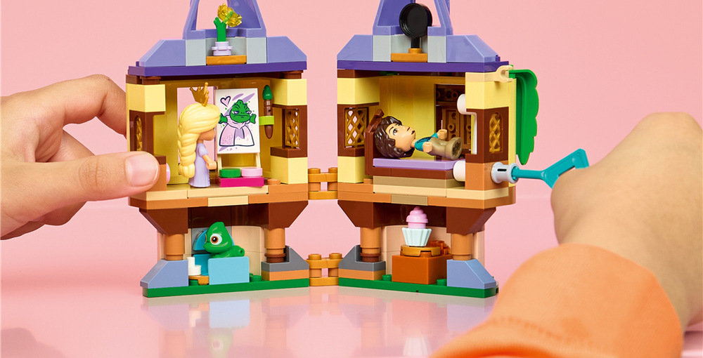 Stavebnica LEGO® │ Disney 43294 Rapunzel a jej mini veža Uzamykateľná veža ukrýva štyri miestnosti, otváracie okenice a tajomstvá, ktoré čakajú na odhalenie.