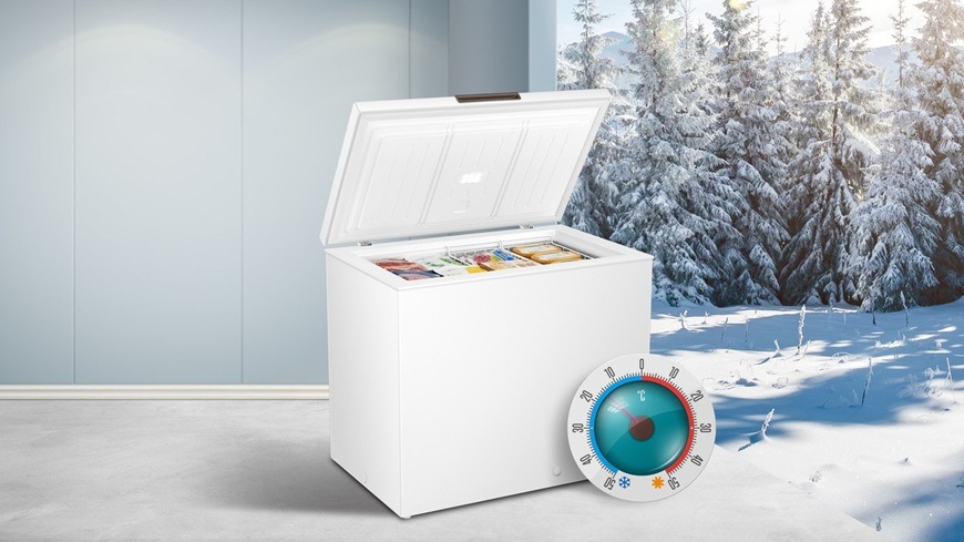 Mraznička Hisense FT282D4AWYLA biela Pultovú mrazničku Hisense je možné umiestniť do pivnice či garáže, kde je až -15 °C. Mraznička voľne stojí v prázdnej miestnosti. Za oknom sú zasnežené stromy.