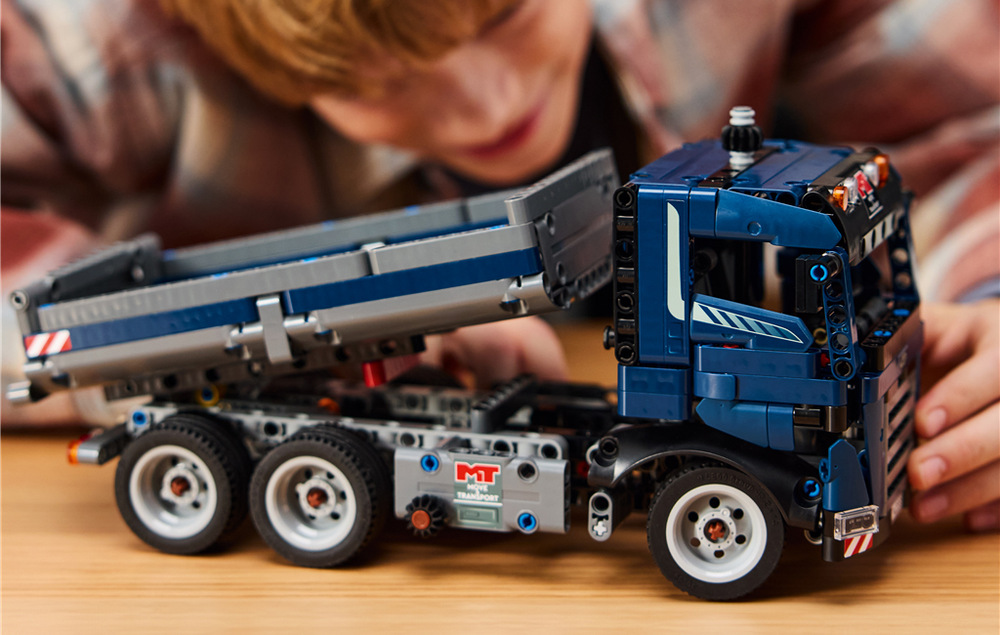 Stavebnica LEGO® Technic 42203 Vyklápací nákladiak Robustný sklápač umožní deťom vymýšľať vlastné scenáre zo staveniska a prevážať pomyselný náklad.