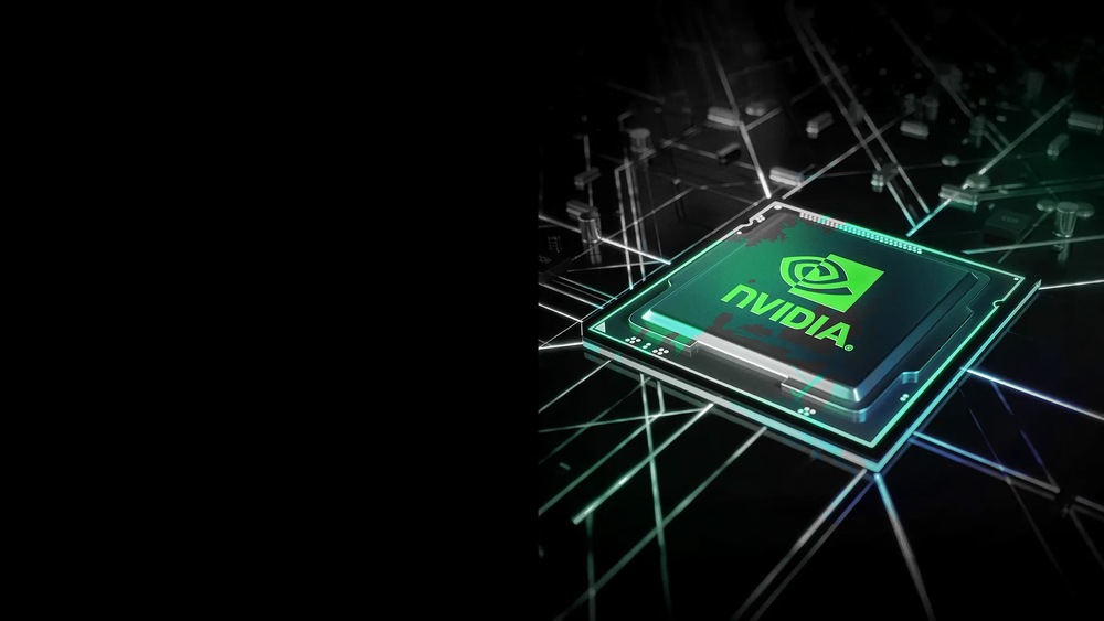 Žiarivo zelený mikročip s logom Nvidia je umiestnený na tmavom pozadí pripomínajúcom obvod.