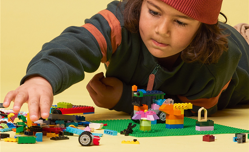 Stavebnica LEGO® Classic 11023 Zelená podložka na stavění 1 024 výstupkov poskytuje kockám pevnú oporu, takže hotové výtvory je možné nechať stáť alebo prenášať.