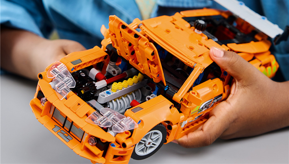 Stavebnica LEGO® Technic 42204 Fast and Furious Toyota Supra MK4 Filmové detaily vrátane fliaš NOS, otváracích dverí a odnímateľnej strechy Targa podčiarkujú jej štýl.