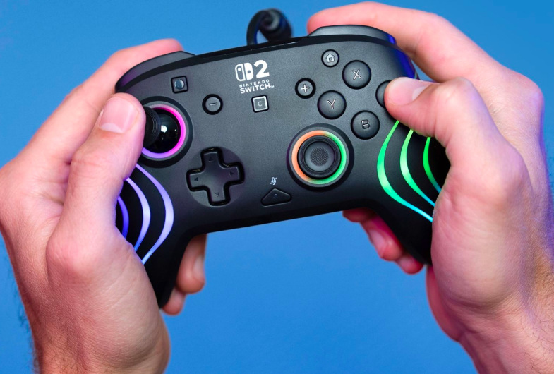 Gamepad Turtle Beach Afterglow Wave Wired RGB, NS2 čierny Hráč drží gamepad Turtle Beach Afterglow Wave s aktívnym RGB podsvietením počas hrania