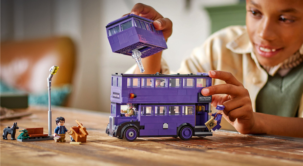 Stavebnica LEGO® Harry Potter™ 76446 Dobrodružství v záchranném kouzelnickém autobusu Model LEGO inšpirovaný autobusom z Harryho Pottera ponúka niekoľko poschodí a množstvo herných možností.
