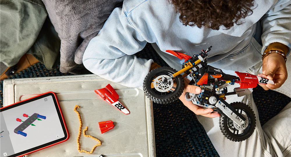 Stavebnica LEGO® Technic 42238 Motorka Ducati Desmo450 MX Factory Reťazový motor a odpruženie približujú deťom fungovanie motocykla a rôznych technických mechanizmov.