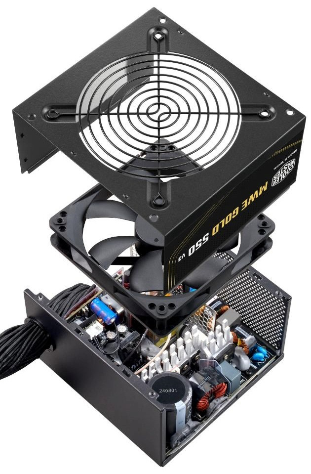 Zdroj Cooler Master MWE Gold V3 550W, 80+ Gold, ATX 3.1 čierny Na obrázku je rozložený napájací zdroj Cooler Master, pri ktorom je vidieť vnútornú konštrukciu. Horný kryt s ventilátorom je odklopený nad telom zdroja a dole sú odkryté elektronické súčiastky, chladiče, cievky a kabeláž. Obrázok ukazuje vnútorné usporiadanie zdroja a jeho chladiaci ventilátor.