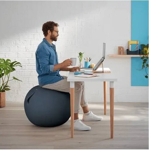 Sedacia lopta Leitz Ergo Cosy Dark Grey sivý Muž používa sedaciu loptu Leitz Ergo Cosy ako aktívne sedenie pri práci pri stole