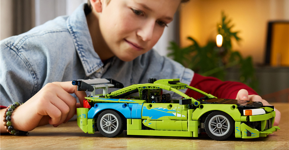 Stavebnica LEGO® Technic 42229 Auto Fast and Furious Mitsubishi Eclipse Z 827 dielikov vzniká model s rozmermi 9 × 31 × 13 cm, ktorý sa hodí na hranie aj vystavenie.