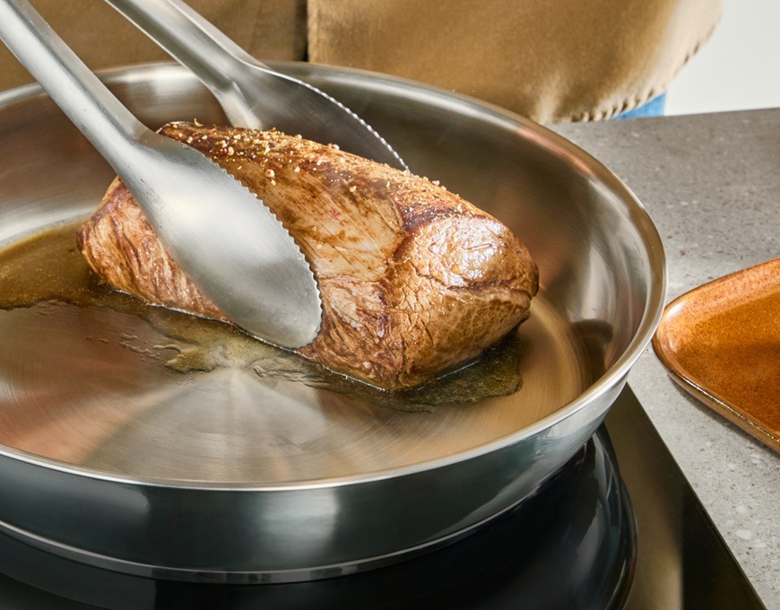 Panvica Tefal Extreme G7620404, 24 cm nerez Mäso sa pripravuje na panvici Tefal.