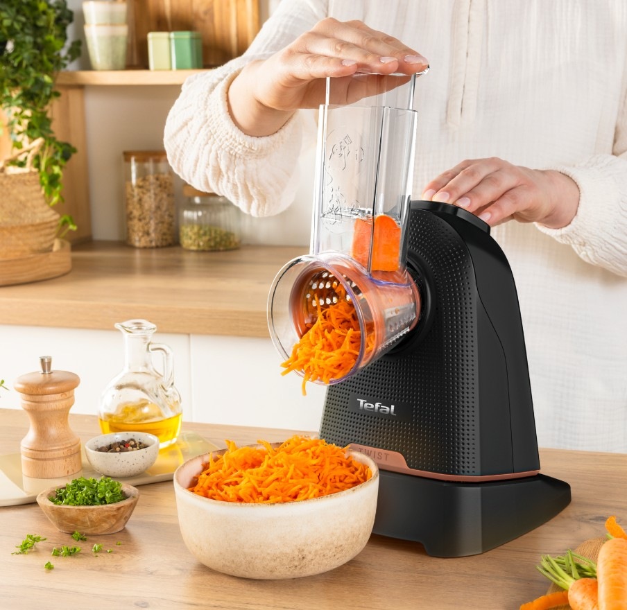 Elektrický strúhač Tefal Fresh Express Twist DN8658E0 čierny Kuchynský strúhač Tefal DN8658E0 Fresh Express Twist na kuchynskej linke strúha mrkva