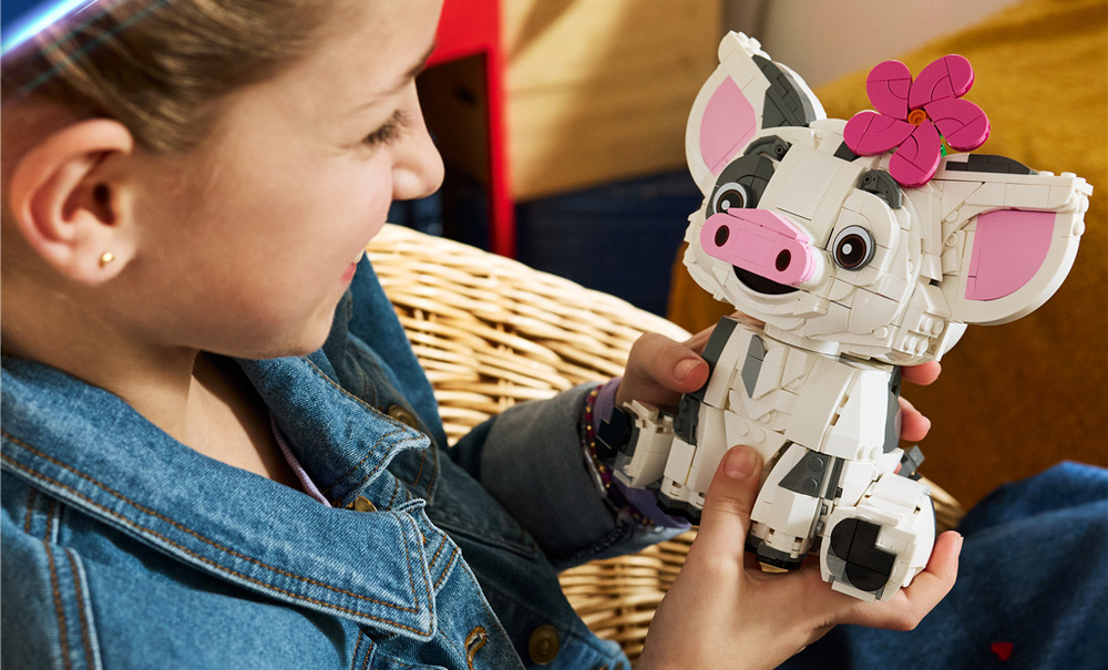 Stavebnica LEGO® │ Disney 43292 Pua Pohyblivá hlava a uši umožňujú deťom meniť pózu prasiatka Puy a zapájať ho do vlastných príbehov.