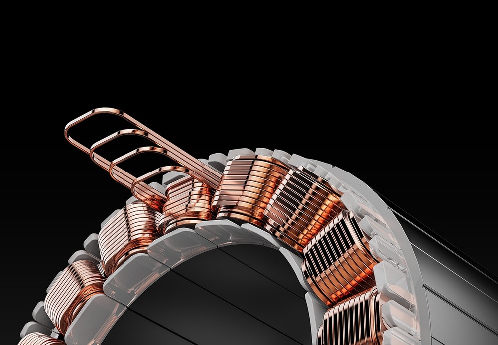 Základňa Moza Racing R25 Ultra Direct Drive hliník Detailný záber kovovej špirálovej konštrukcie s medenými vinutiami na čiernom pozadí, ktorý zachytáva zložité technické detaily a elegantný, moderný dizajn.