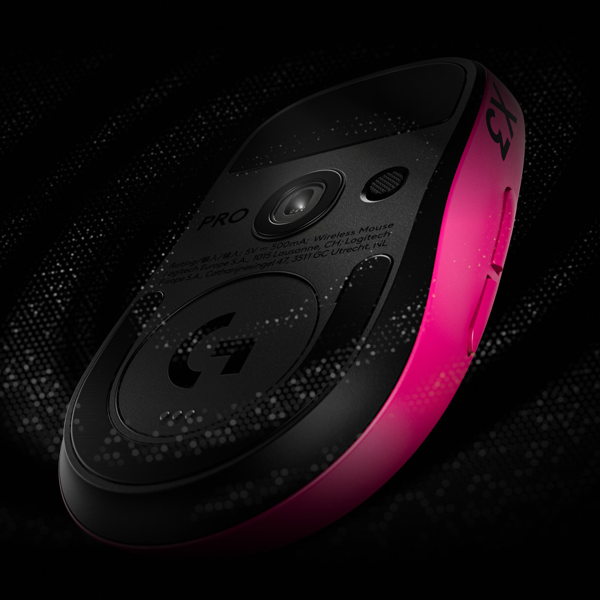Myš Logitech G PRO X3 SUPERSTRIKE čierna Spodná strana myši Logitech G PRO X3 Superstrike s optickým snímačom a klznými plochami v detaile