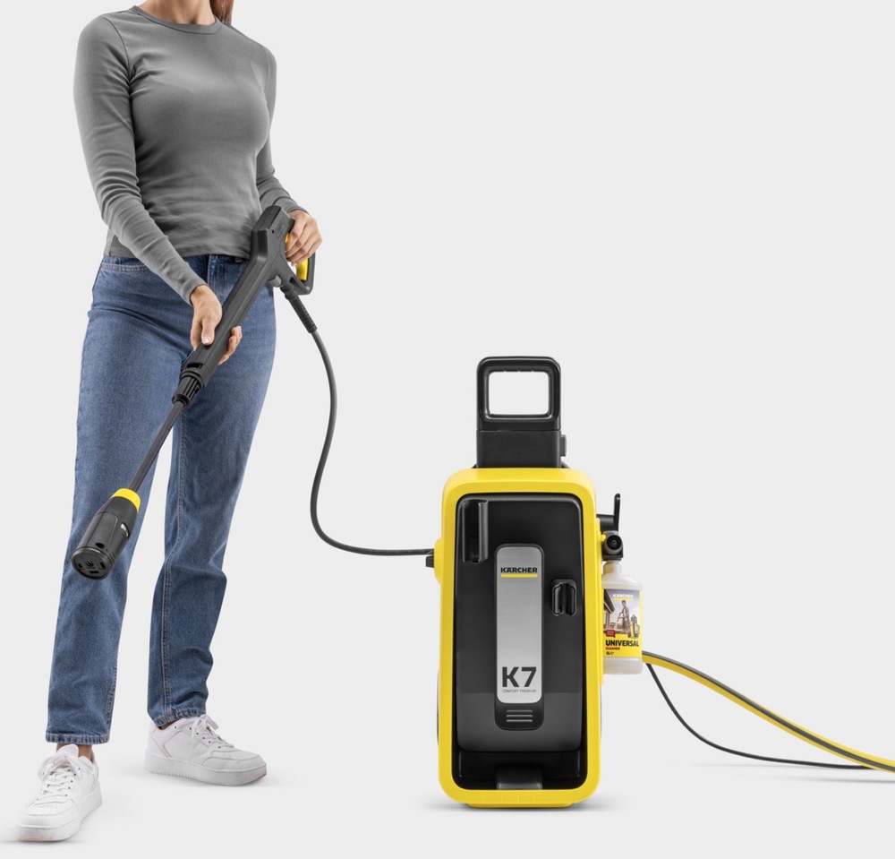 Žena drží vysokotlakovú pištoľ Kärcher G 180 Q pri modeli K 7 Comfort Premium s fľašou čistiaceho prostriedku