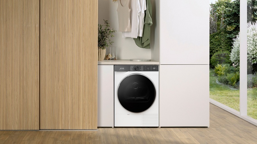 Sušička bielizne Gorenje G600 D69B FastDryPro biela sušička Gorenje D69B v miestnosti, visí nad ňou bielizeň na ramienkach