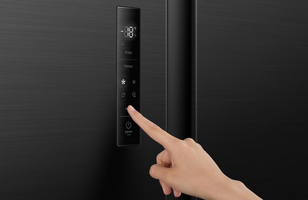 Americká chladnička Gorenje G400 NRS917D41BX čierna prst nastavuje teplotu na displeji americkej chladničky Gorenje v čiernej farbe.