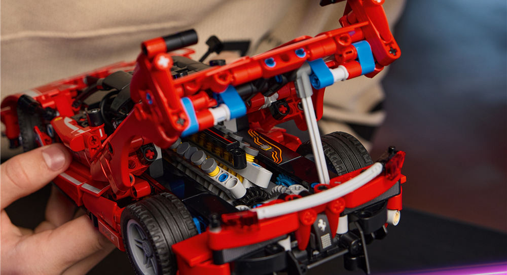 Stavebnica LEGO® Technic 42212 Ferrari FXX K Diferenciál a ďalšie mechanizmy približujú deťom princípy pohybu kolies a fungovania techniky.