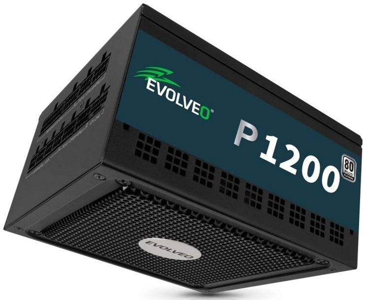 Na obrázku je čierny počítačový napájací zdroj Evolveo P1200 zachytený šikmo zospodu az boku. Na bočnej strane je veľký modrozelený štítok s nápisom EVOLVEO, označením P1200 a logom 80 PLUS Platinum. Zospodu je vidieť veľká ventilačná mriežka s logom Evolveo uprostred, ktorá kryje ventilátor.