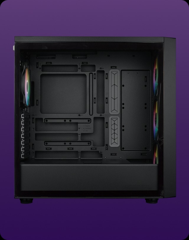 Case Cooler Master MasterBox 600 Lite čierna Čierna skriňa počítača s RGB ventilátormi na ľavej a pravej strane, otvorené vnútro s viditeľnými montážnymi slotmi. Na fialovom pozadí pôsobí moderným a elegantným dojmom.