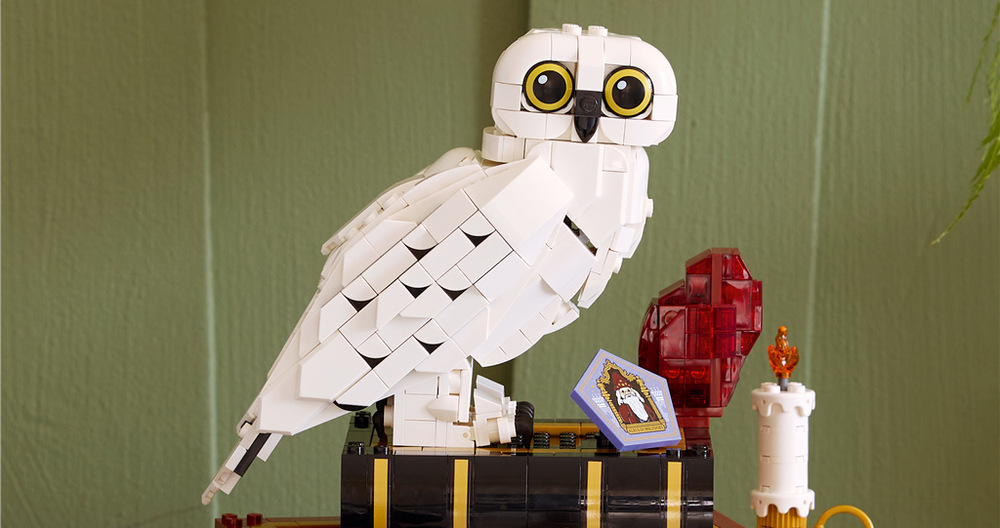 Stavebnica LEGO® Harry Potter™ 76466 Kámen mudrců – sběratelská edice Hedviga doplnená Harrym, Hermionou a Ronom prináša známe postavy a kúzelnícke predmety do pôsobivej dekorácie.