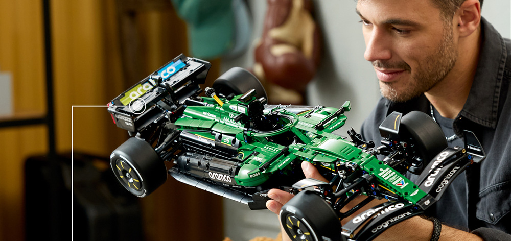 Stavebnica LEGO® Technic 42240 Auto F1® Aston Martin Aramco AMR25 Funkčný systém DRS umožňuje zdvihnúť spojler a zároveň preskúmavať ďalšie mechanizmy závodného vozidla.