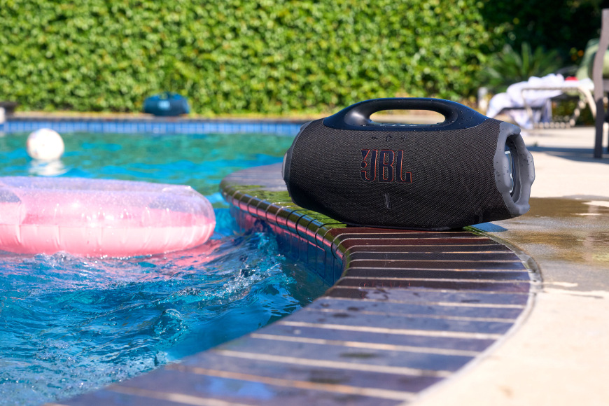 Prenosný reproduktor JBL Boombox 4 maskáčová farba Prenosný reproduktor JBL Boombox 4 pri bazéne