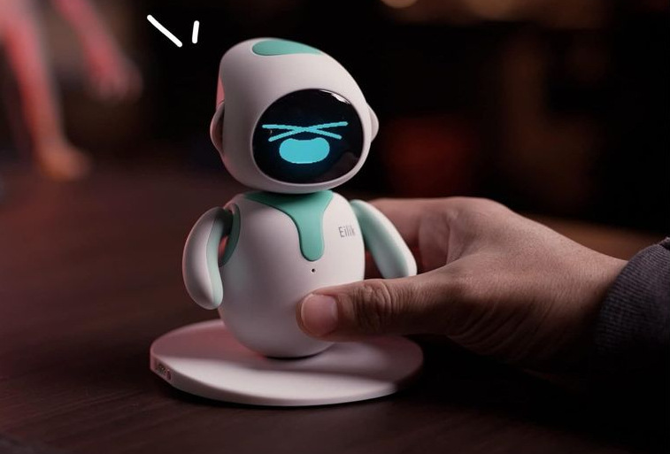 Smejúci sa robot Eilik reaguje na šteklenie na bruchu